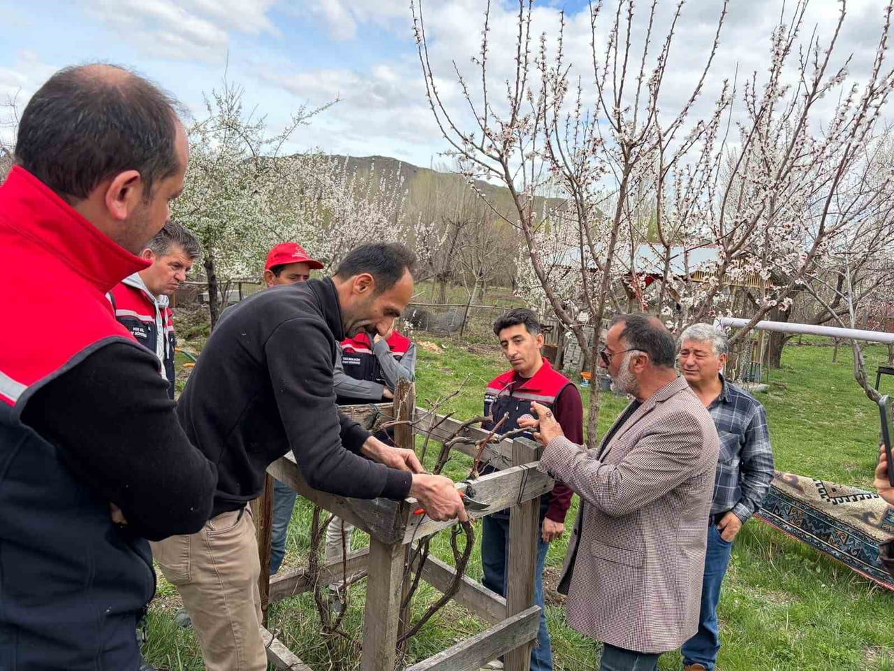 KAĞIZMAN’DA MEYVECİLİKTE EĞİTİM SEFERBERLİĞİ SÜRÜYOR(KARS-İHA)