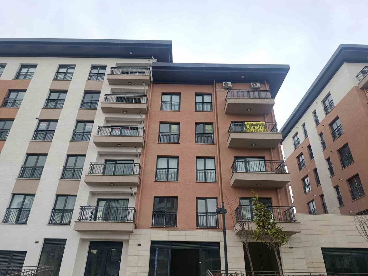 KAHRAMANMARAŞ'TA 6 ŞUBAT DEPREMLERİNİN ARDINDAN YAPIMI TAMAMLANAN VE DEVAM EDEN KONUT PROJELERİYLE...