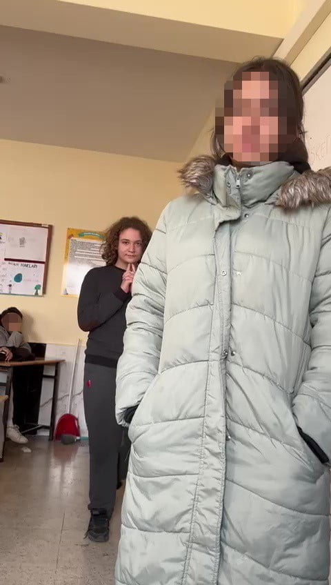 KAHRAMANMARAŞ'TA BİR OKULA SİLAHLI SALDIRI DÜZENLEYEN SALDIRGANIN, SINIFTA ARKADAŞIYLA ÇEKİLDİĞİ...