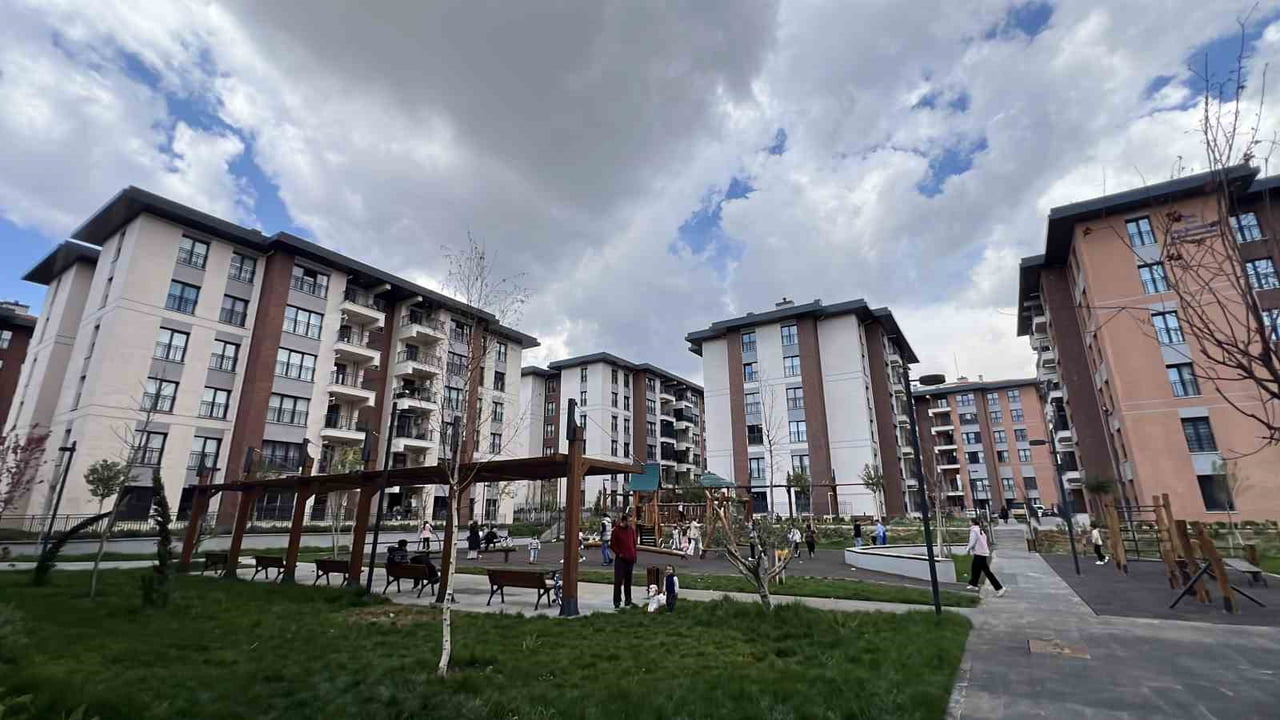 KAHRAMANMARAŞ'TA ÇİÇEĞİ BURNUNDA ÇİFT, 6 ŞUBAT DEPREMLERİNDE YERLE BİR OLAN VE DEPREMİN SİMGE...