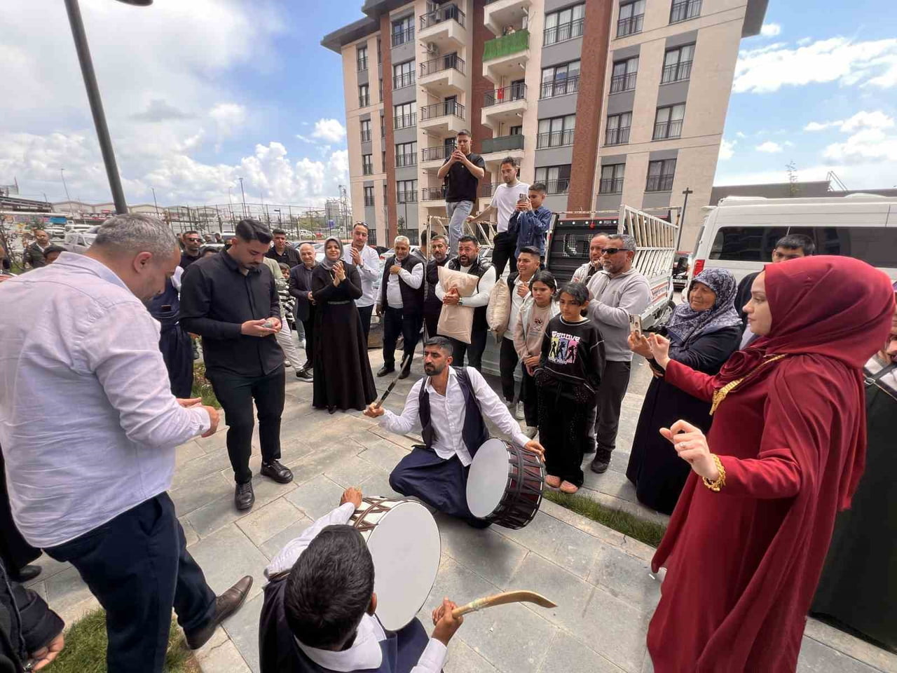 KAHRAMANMARAŞ'TA ÇİÇEĞİ BURNUNDA ÇİFT, 6 ŞUBAT DEPREMLERİNDE YERLE BİR OLAN VE DEPREMİN SİMGE...