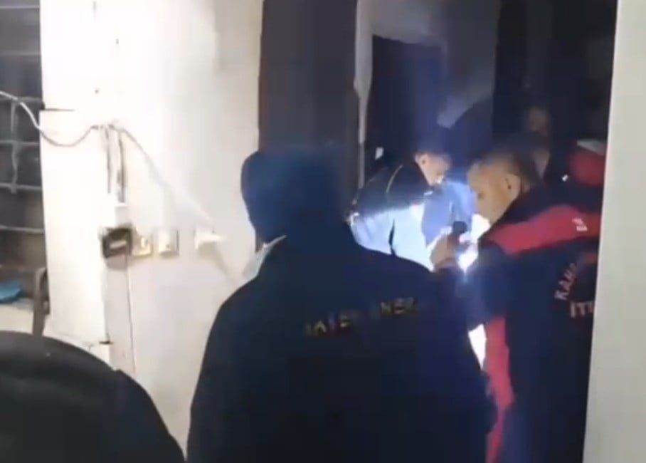 KAHRAMANMARAŞ'TA ÇIKAN İKAMET YANGINI EKİPLERİN MÜDAHALESİ İLE SÖNDÜRÜLÜRKEN YANGINDA MAHSUR KALAN...