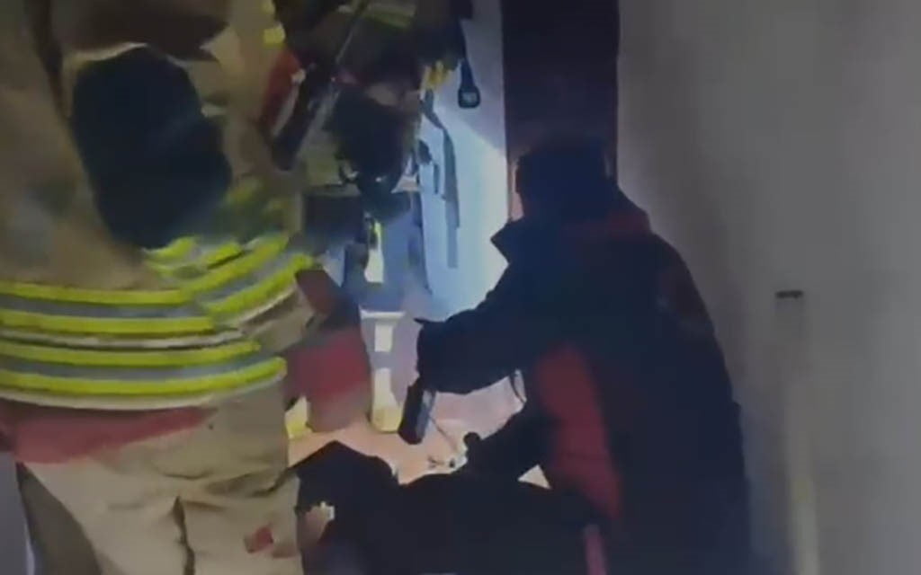 KAHRAMANMARAŞ'TA ÇIKAN İKAMET YANGINI EKİPLERİN MÜDAHALESİ İLE SÖNDÜRÜLÜRKEN YANGINDA MAHSUR KALAN...