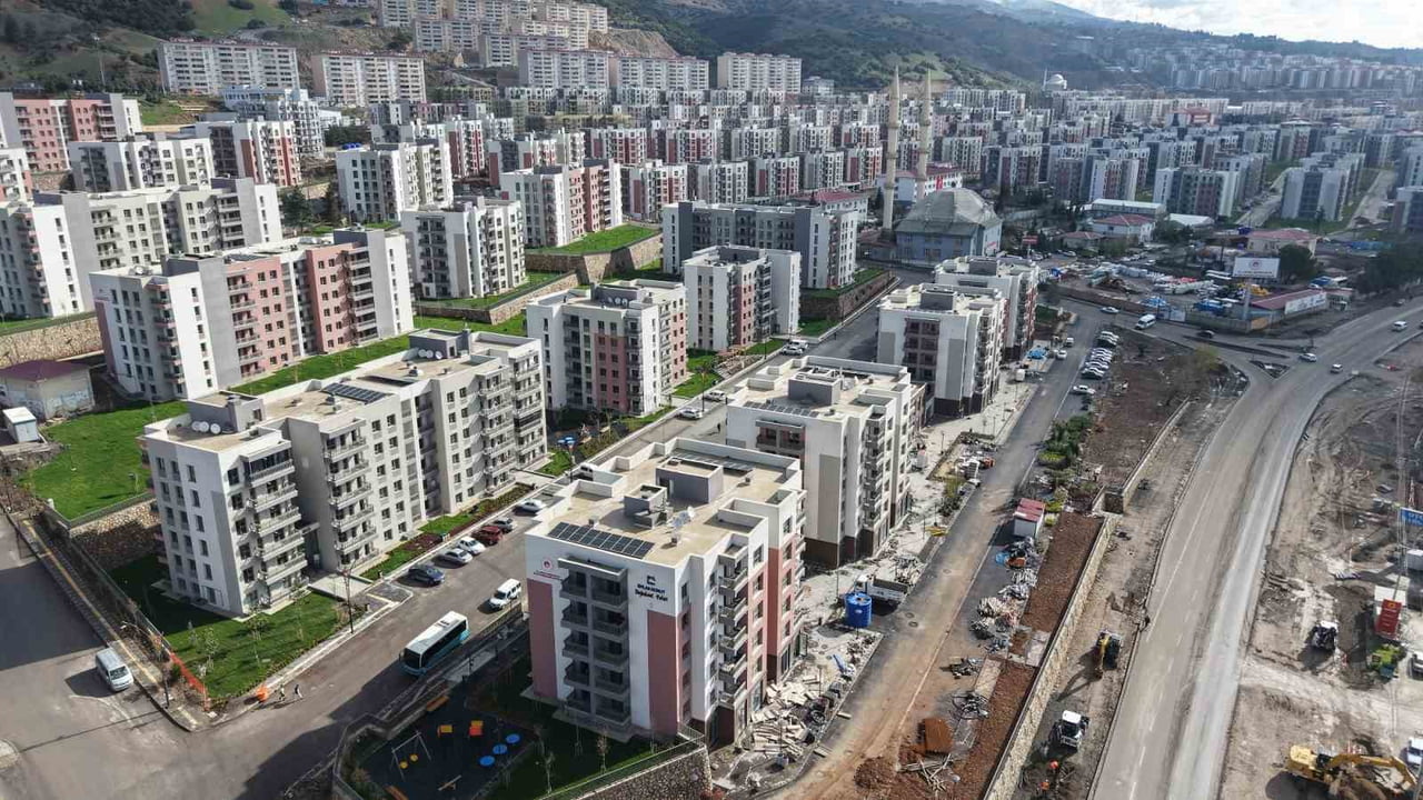 KAHRAMANMARAŞ'TA DEPREM SONRASI YERİNDE DÖNÜŞÜM ÇERÇEVSİENDE YAPIMI TAMAMLANAN DOĞUKENT...