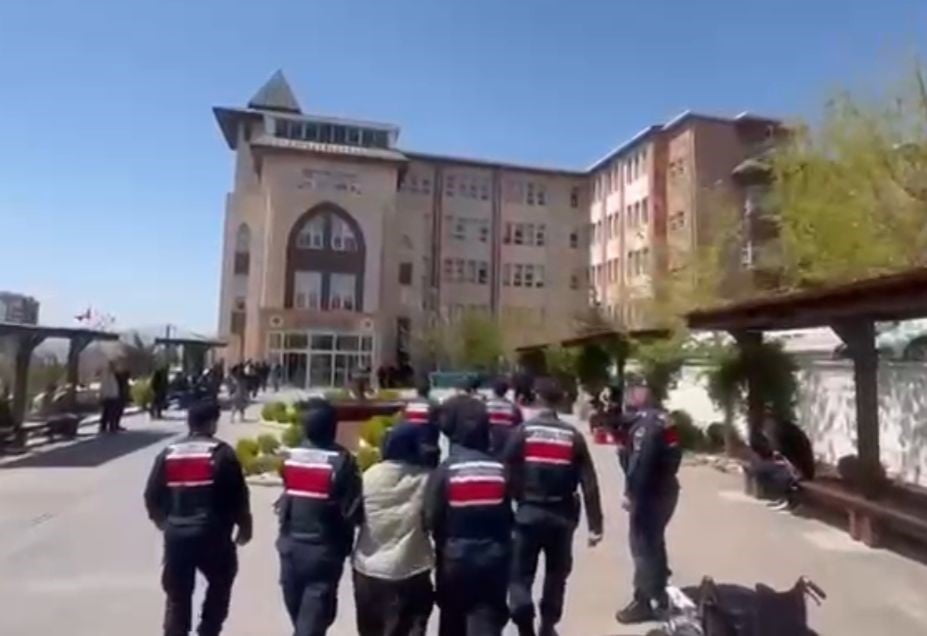 KAHRAMANMARAŞ'TA MEYDANA GELEN OLAYDA KARISINI TABANCA İLE VURAN KOCA TUTUKLANARAK CEZAEVİNE...