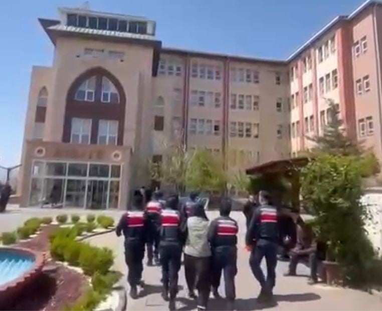 KAHRAMANMARAŞ'TA MEYDANA GELEN OLAYDA KARISINI TABANCA İLE VURAN KOCA TUTUKLANARAK CEZAEVİNE...