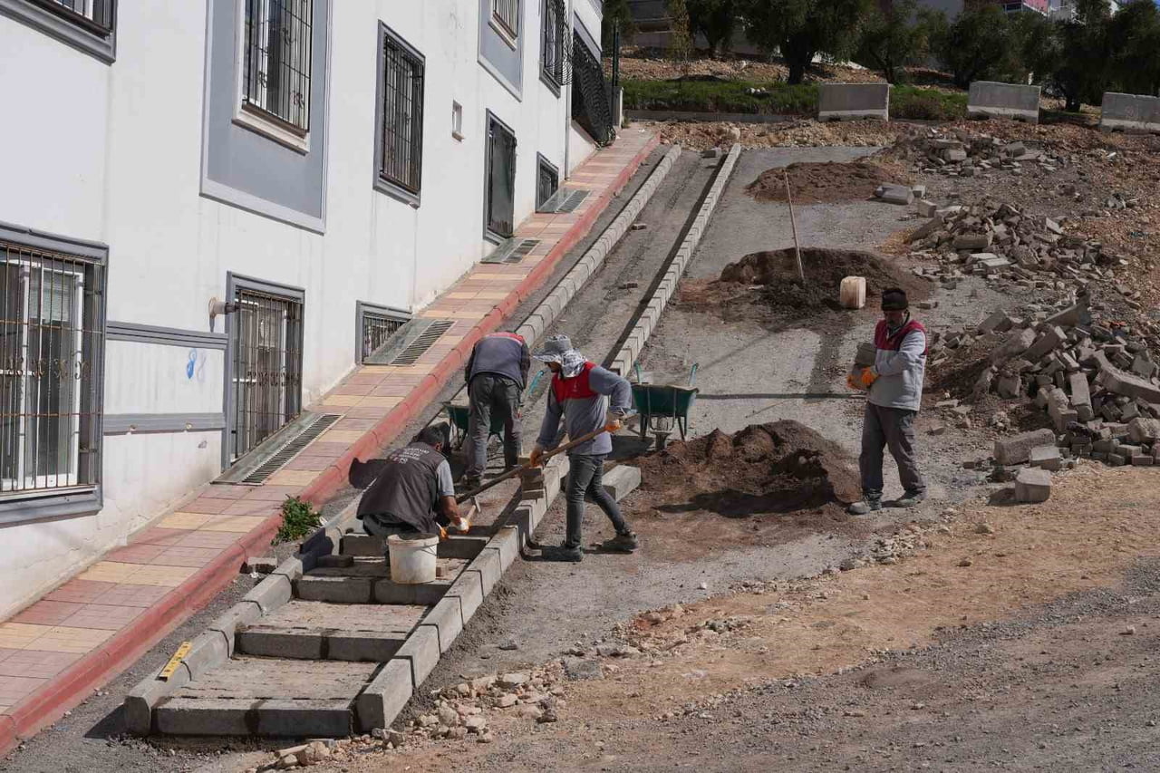 KAHRAMANMARAŞ'TA ONİKİŞUBAT BELEDİYESİ TARAFINDAN SÜRDÜRÜLEN KALDIRIM VE YOL ÇALIŞMALARI 9 FARKLI...
