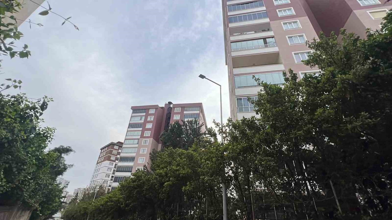 KAHRAMANMARAŞ'TA ORTAOKULDA SİLAHLI SALDIRIYI GERÇEKLEŞTİREN ÖĞRENCİNİN AİLESİNİN YAŞADIĞI SİTEDE...