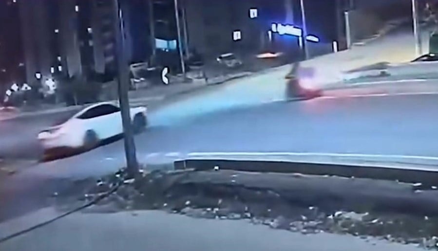 KAHRAMANMARAŞ'TA OTOMOBİL SÜRÜCÜSÜ MOTOSİKLETLİYE ÇARPARAK OLAY YERİNDEN KAÇTI. O ANLAR GÜVENLİK...