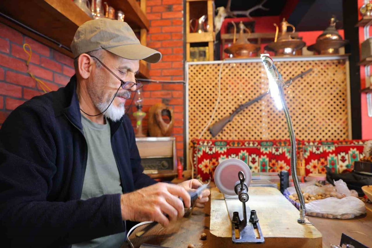 KAHRAMANMARAŞ'TA YAŞAYAN EMEKLİ MEMUR MUSTAFA ÇOT, HOBİSİNİ ZAMANLA GELİŞTİREREK KENDİ ÜRETİM...