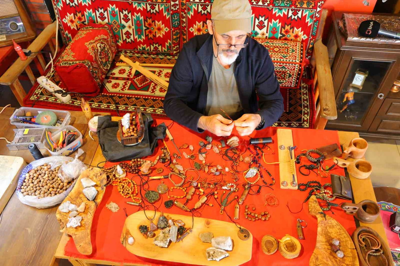 KAHRAMANMARAŞ'TA YAŞAYAN EMEKLİ MEMUR MUSTAFA ÇOT, HOBİSİNİ ZAMANLA GELİŞTİREREK KENDİ ÜRETİM...