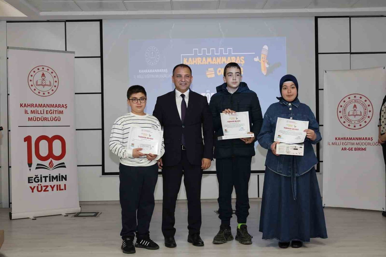 KAHRAMANMARAŞ'TA YÜRÜTÜLEN "KAHRAMANMARAŞ OKUYOR PROJESİ" KAPSAMINDA DÜZENLENEN ÖDÜL TÖRENİNDE...