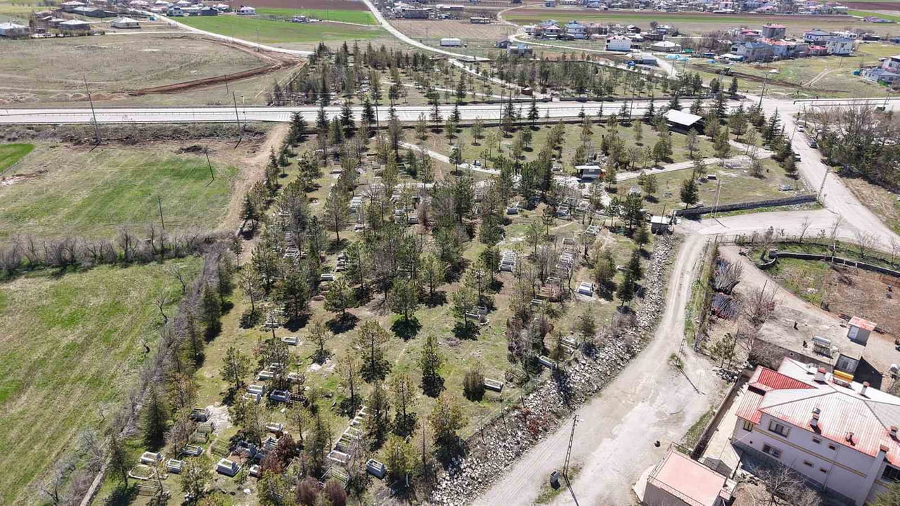 KAHRAMANMARAŞ BÜYÜKŞEHİR BELEDİYESİ, KUZEY İLÇELERDE BULUNAN TOPLAM 736 MEZARLIK ALANINDA KAPSAMLI...