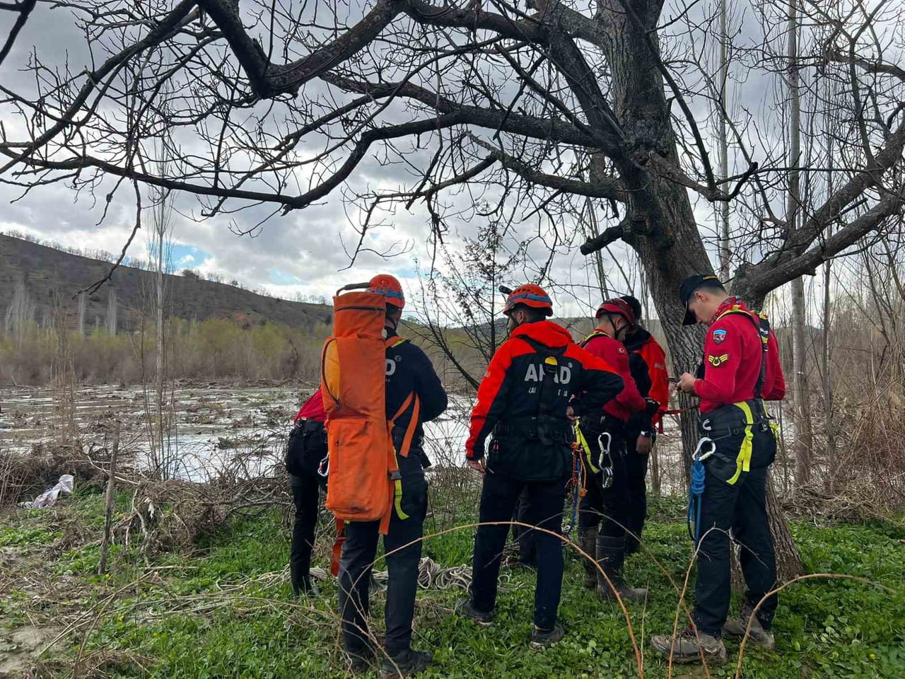 KAHRAMANMARAŞ’IN PAZARCIK İLÇESİNDE KAYIP OLARAK ARANAN 81 YAŞINDAKİ ŞERİF K, EKİPLERİN YÜRÜTTÜĞÜ...
