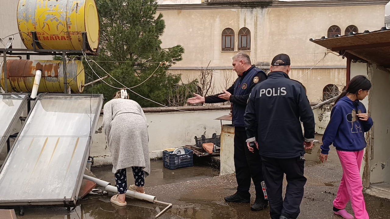 KAHRAMANMARAŞ’TA 3 KATLI BİR APARTMANIN ÇATI KATINDA MAHSUR KALAN HAMİLE KEDİ, POLİS VE İTFAİYE...