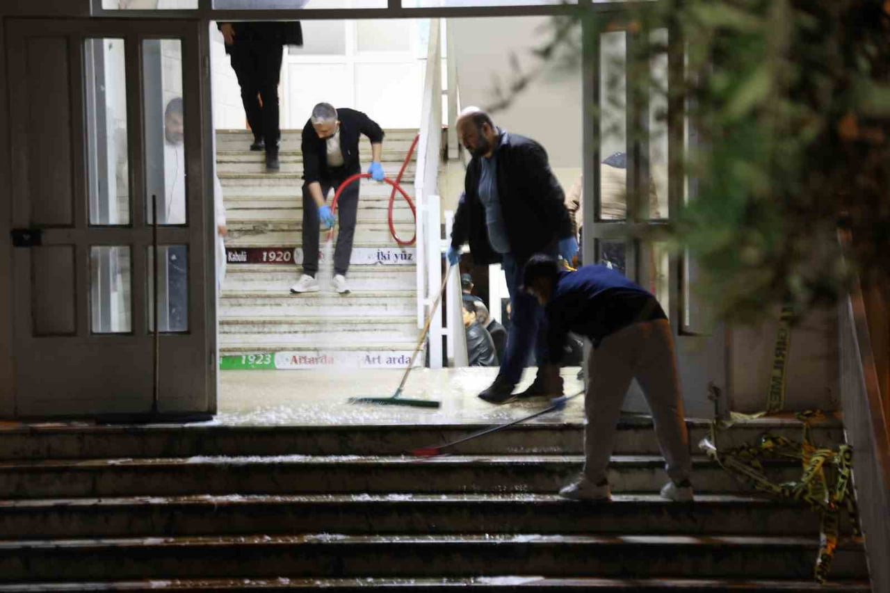 KAHRAMANMARAŞ’TA 9 KİŞİNİN ÖLDÜĞÜ, 13 KİŞİNİN DE YARALANDIĞI OKULDA GÖREVLİLER TEMİZLİK ÇALIŞMASI...