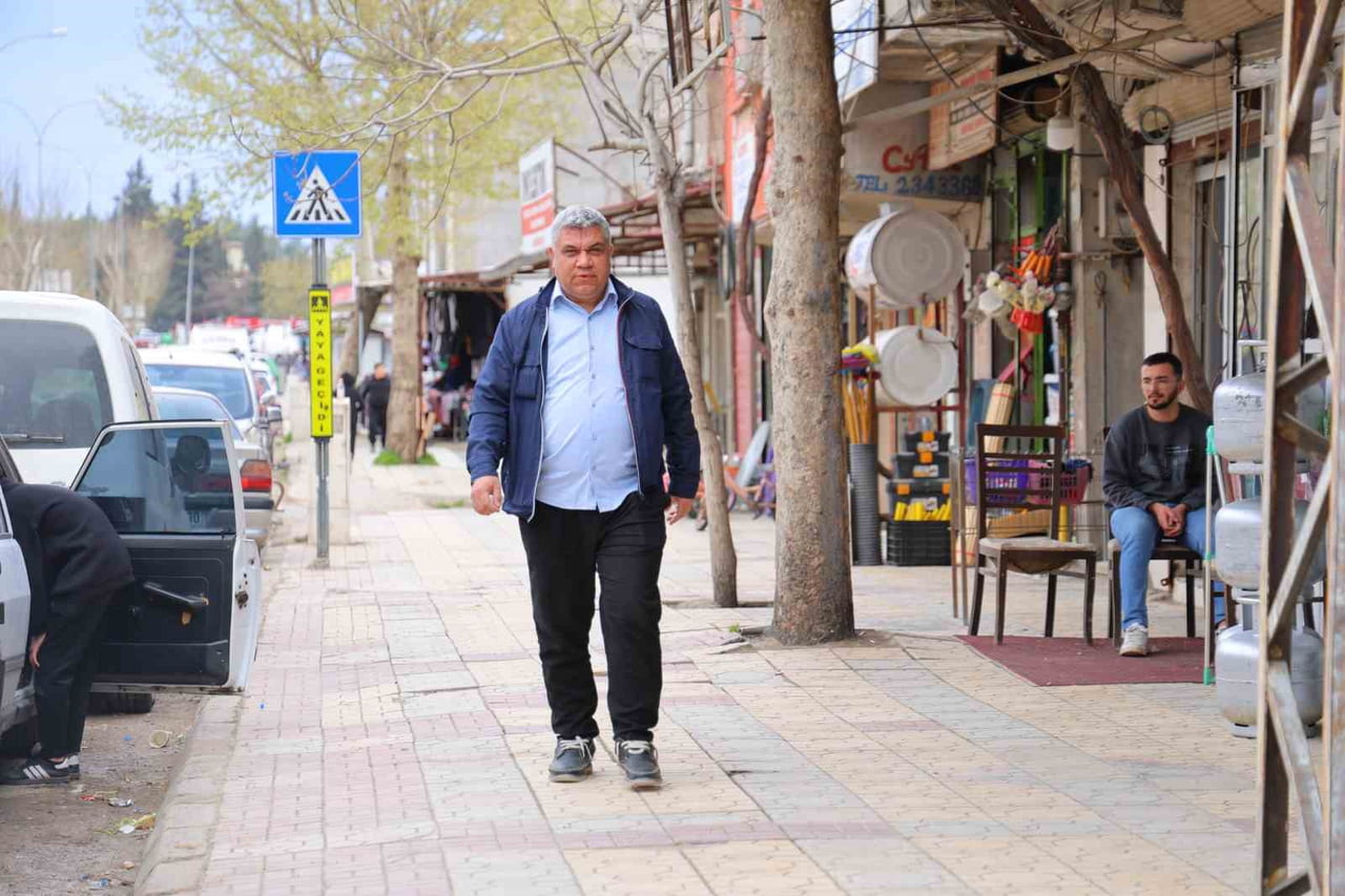 KAHRAMANMARAŞ’TA DOĞUŞTAN RENKLİ GÖZLÜ OLAN MEHMET ESER’İN SOL GÖZÜ KAHVERENGİ VE YEŞİL, SAĞ GÖZÜ...
