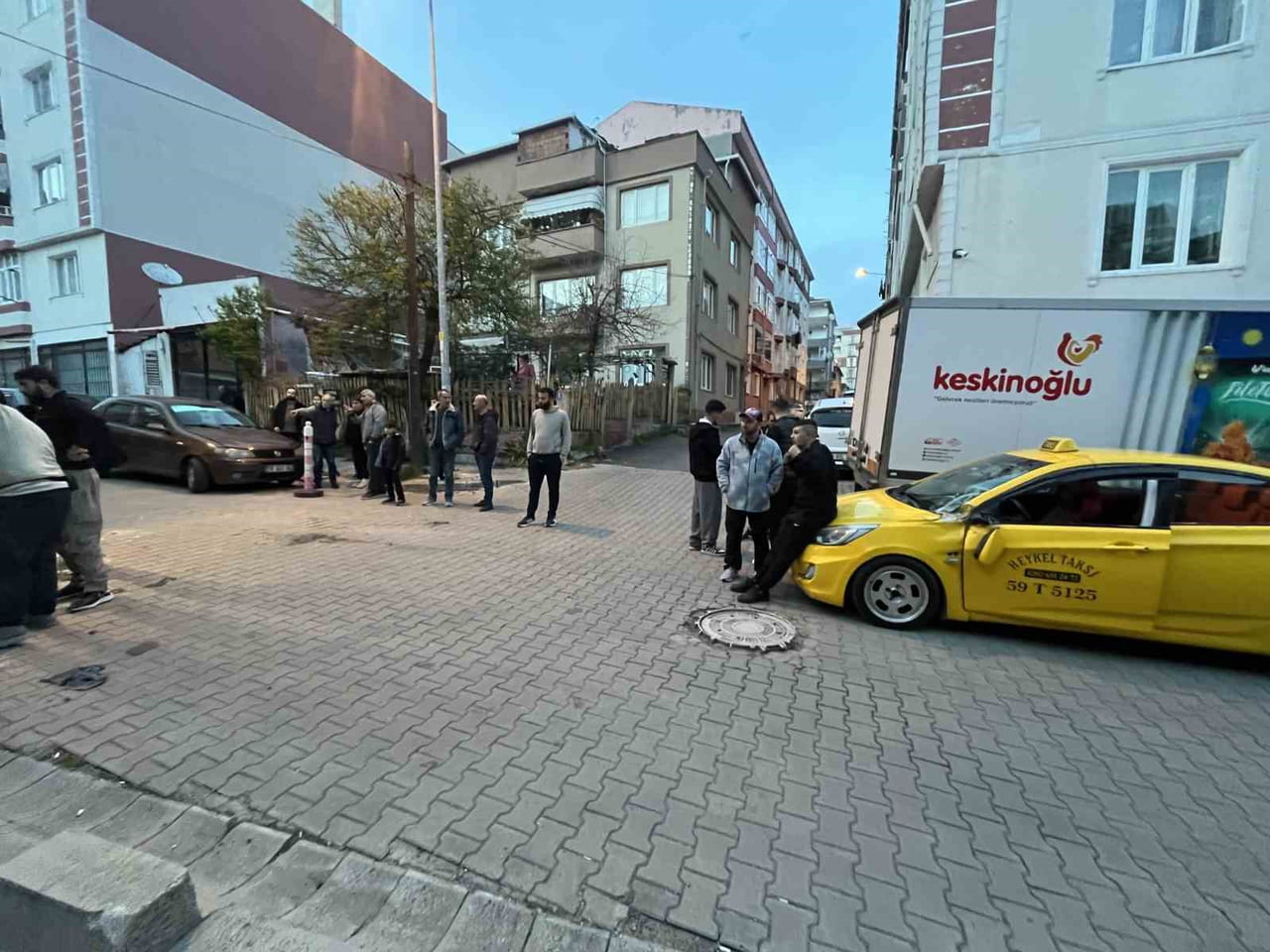 KALDIRIM TAŞINA TAKILAN BETONİYER TAKSİNİN ÜZERİNE BÖYLE DEVRİLDİ