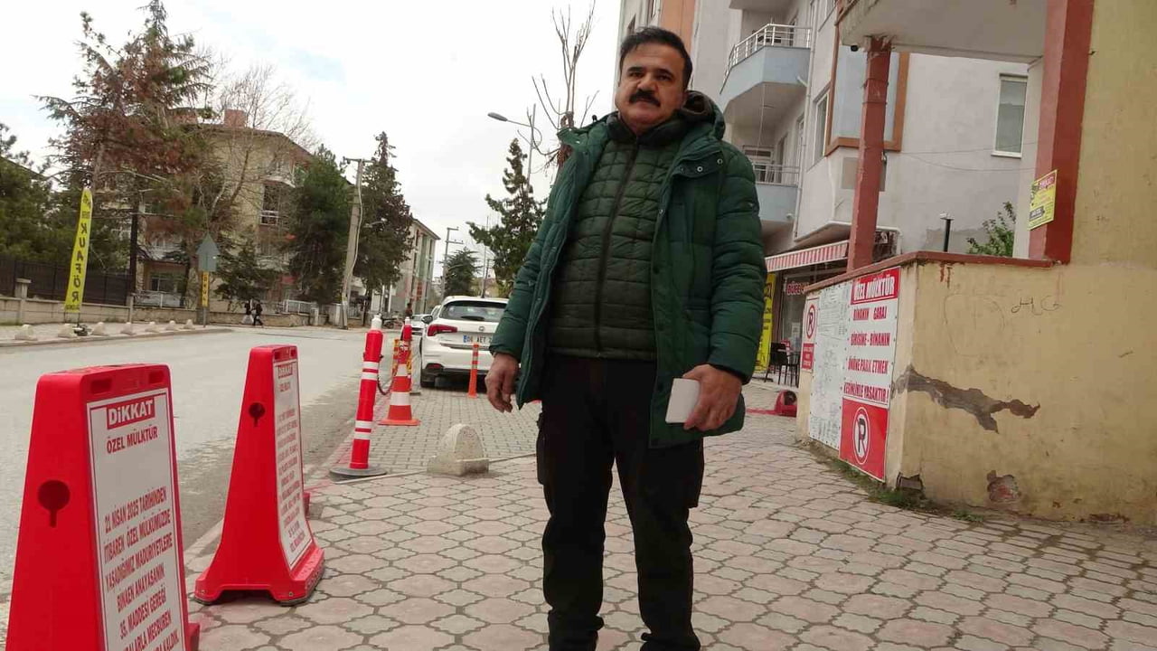 KALDIRIMI DUBALARLA KAPATTI, "MÜLKÜM" DEDİ