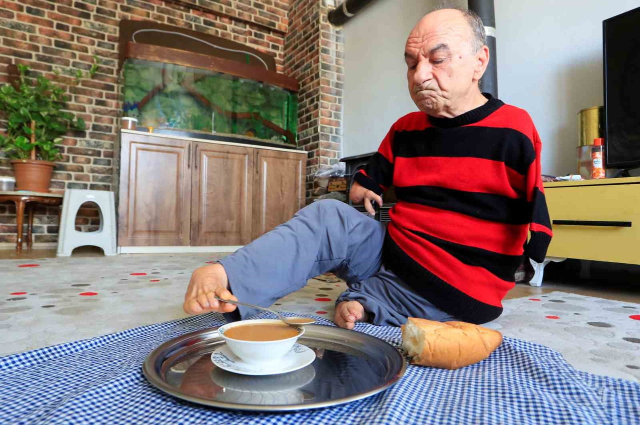 KALEİÇİ'NDEKİ İŞ YERİNE GELDİĞİNDE İSE KEPENGİNİ AÇAN TEMEL, TAKILARINI TEK TEK AYAKLARIYLA...