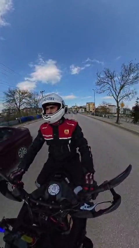 KANDIRA İLÇESİNDE ARACINDA KALP KRİZİ GEÇİREN 64 YAŞINDAKİ SÜRÜCÜ, DEVRİYE GEZEN JANDARMA...