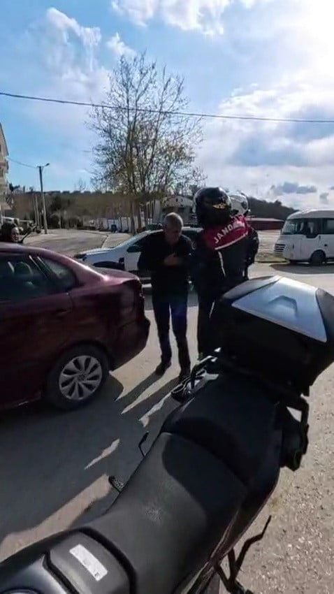 KANDIRA İLÇESİNDE ARACINDA KALP KRİZİ GEÇİREN 64 YAŞINDAKİ SÜRÜCÜ, DEVRİYE GEZEN JANDARMA...