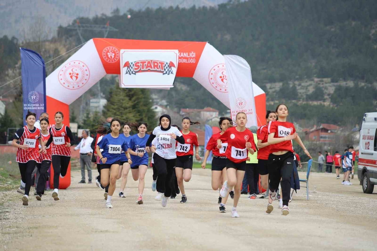 KAPULLU MAHALLESİ KROS ALANI’NDA DÜZENLENEN ORGANİZASYONA 9 İLDEN 250 SPORCU KATILDI.