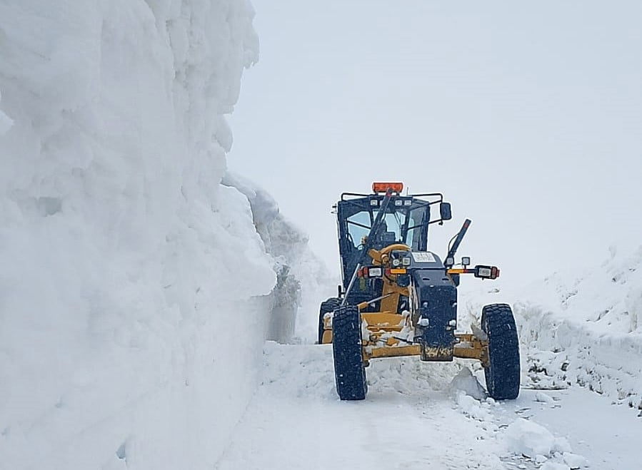 KAR KALINLIĞININ 3 METREYİ BULDUĞU KIRSAL KESİMLERDE EKİPLERİN KARLA MÜCADELE MESAİSİ ARALIKSIZ...