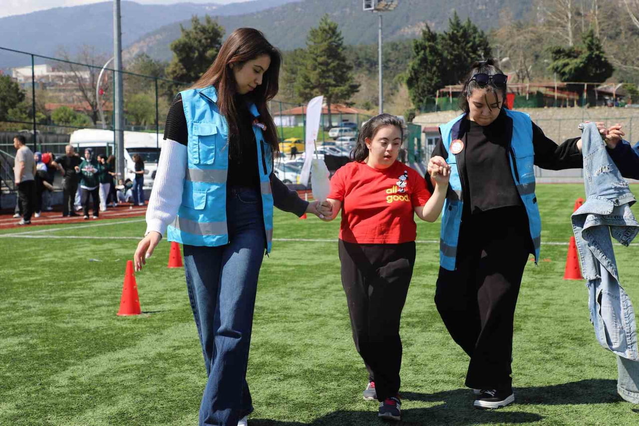 KARABÜK'TE 2 NİSAN DÜNYA OTİZM FARKINDALIK GÜNÜ DOLAYISIYLA ONUR FUTBOL SAHASI’NDA ANLAMLI BİR...