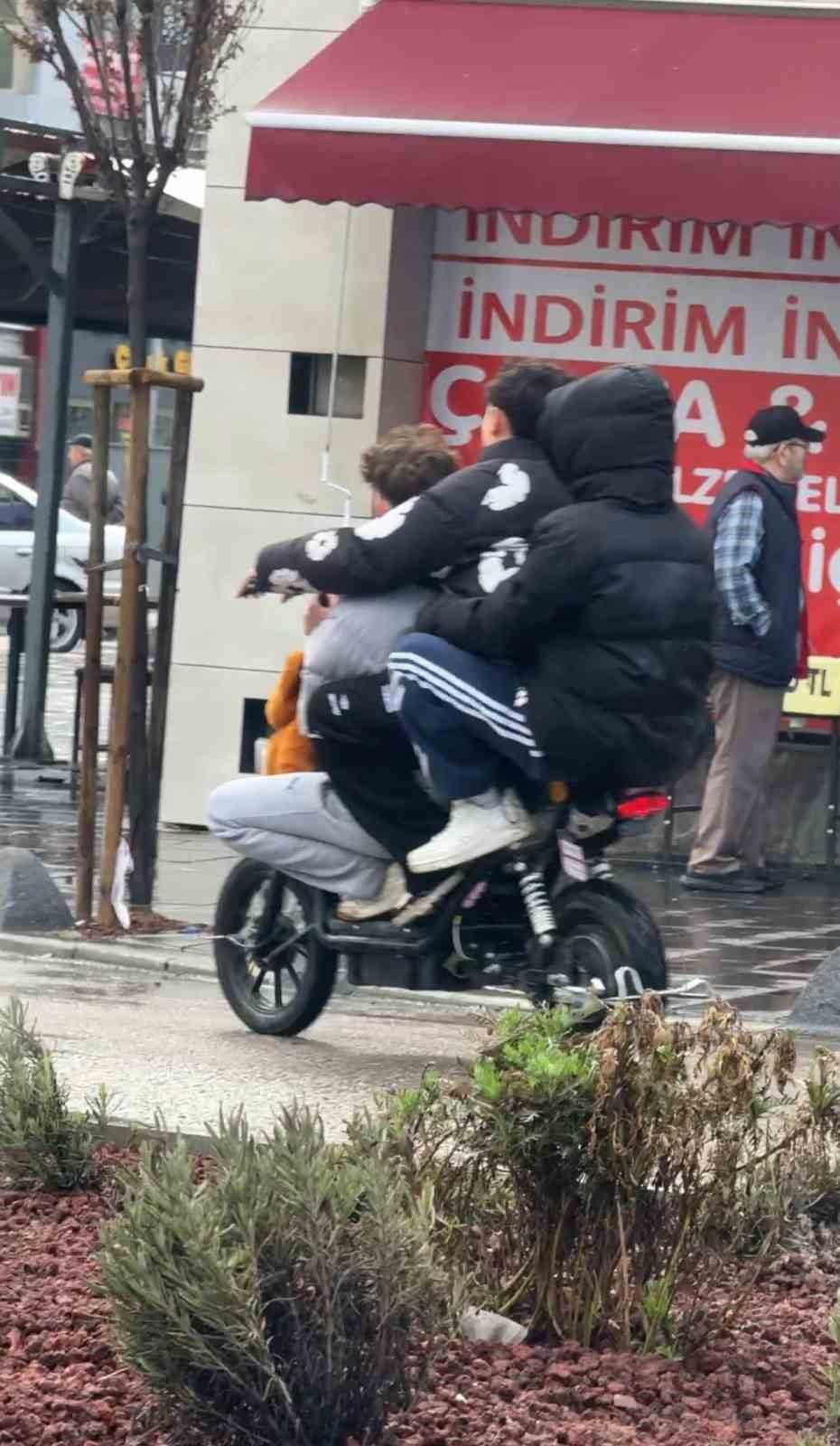 KARABÜK'TE ELEKTRİKLİ BİSİKLETLERE 2'ŞER VE 3'ER KİŞİ BİNEREK TEHLİKELİ YOLCULUK YAPAN GENÇLER CEP...