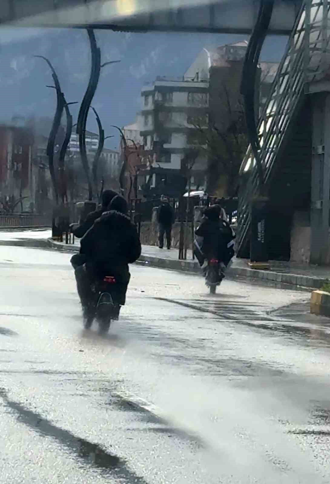 KARABÜK'TE ELEKTRİKLİ BİSİKLETLERE 2'ŞER VE 3'ER KİŞİ BİNEREK TEHLİKELİ YOLCULUK YAPAN GENÇLER CEP...