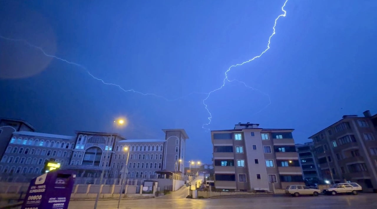 KARABÜK'TE GECE SAATLERİNDE BAŞLAYAN GÖK GÜRÜLTÜLÜ SAĞANAK YAĞMUR ÖNCESİNDE OLUŞAN ŞİMŞEKLER...