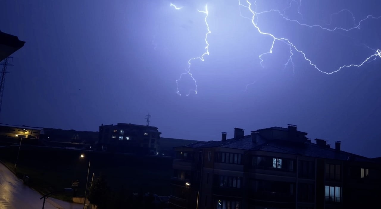 KARABÜK'TE GECE SAATLERİNDE BAŞLAYAN GÖK GÜRÜLTÜLÜ SAĞANAK YAĞMUR ÖNCESİNDE OLUŞAN ŞİMŞEKLER...
