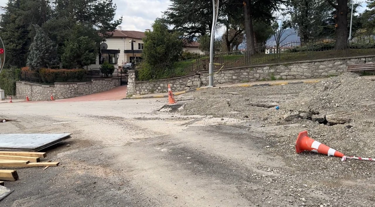 KARABÜK'TE İNŞAAT ÇALIŞMALARI SONRASI YOLDA OLUŞAN ÇATLAKLARIN ZAMANLA GENİŞLEYEREK DERİN...