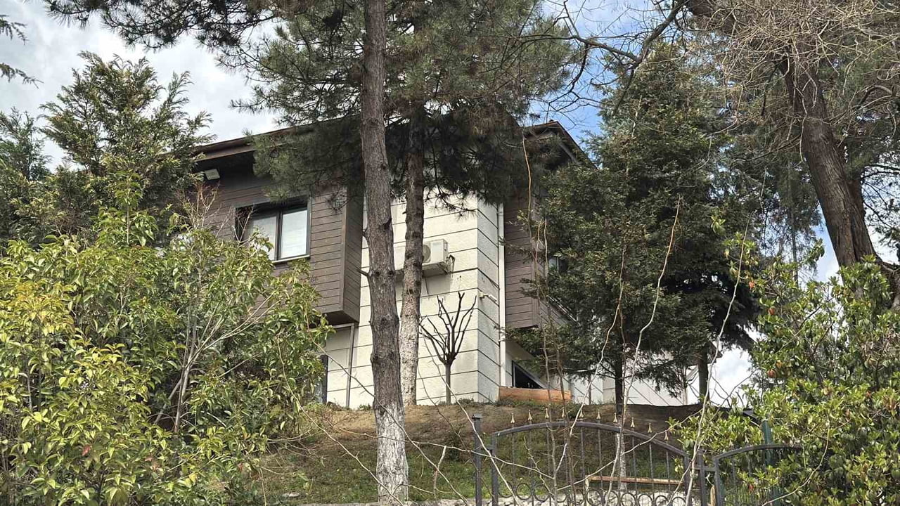 KARABÜK'TE İNŞAAT ÇALIŞMALARI SONRASI YOLDA OLUŞAN ÇATLAKLARIN ZAMANLA GENİŞLEYEREK DERİN...