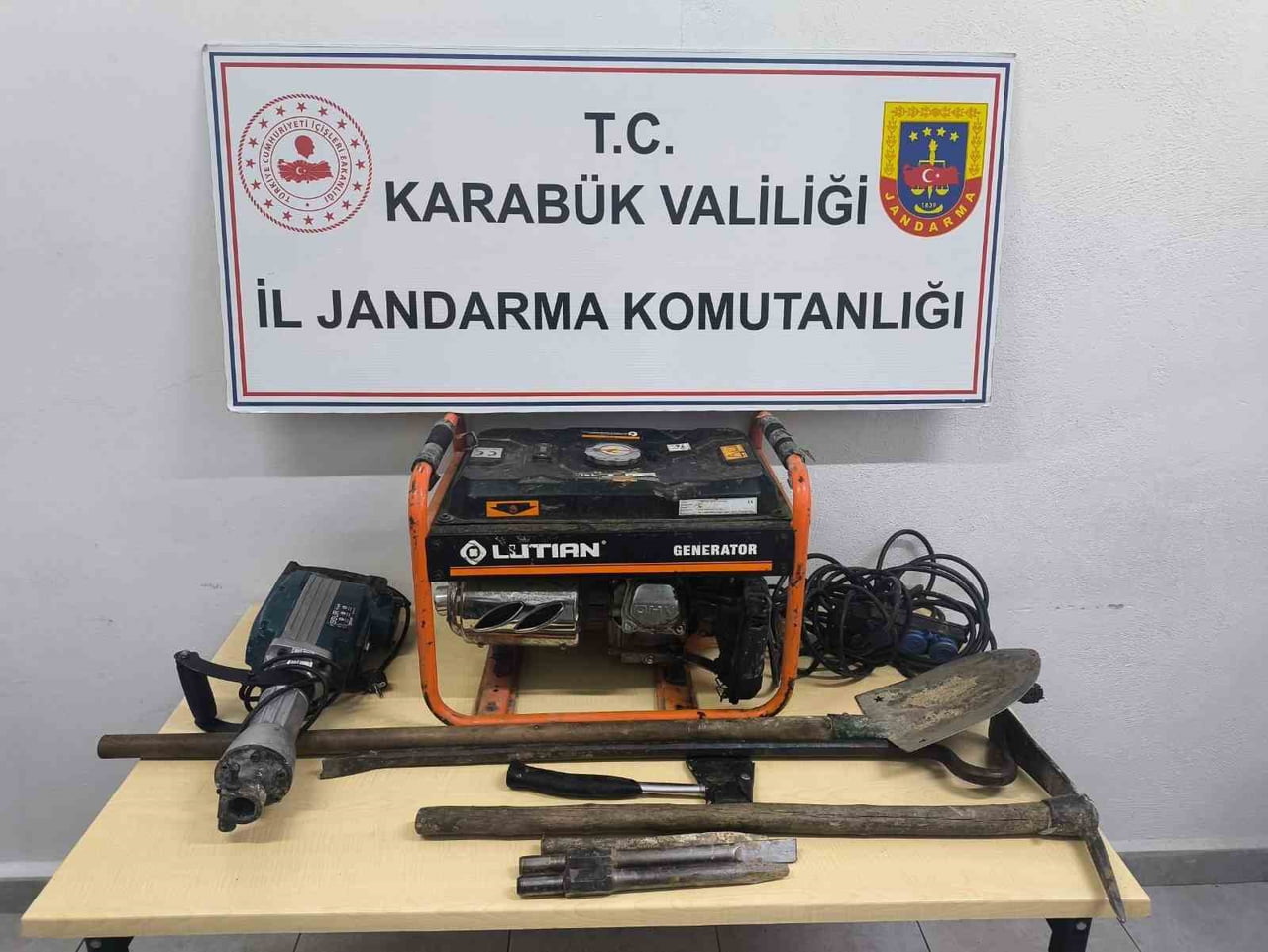 KARABÜK'TE JANDARMA EKİPLERİNCE DÜZENLENEN İKİ AYRI OPERASYONDA KAÇAK KAZI MALZEMELERİ İLE...