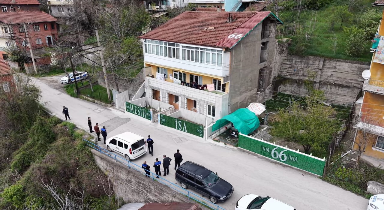 KARABÜK'TE KENDİSİNİN "MESİH" OLDUĞUNU İDDİA EDEN 61 YAŞINDAKİ BİR KİŞİNİN EVİNİN ÇATISINA VE...