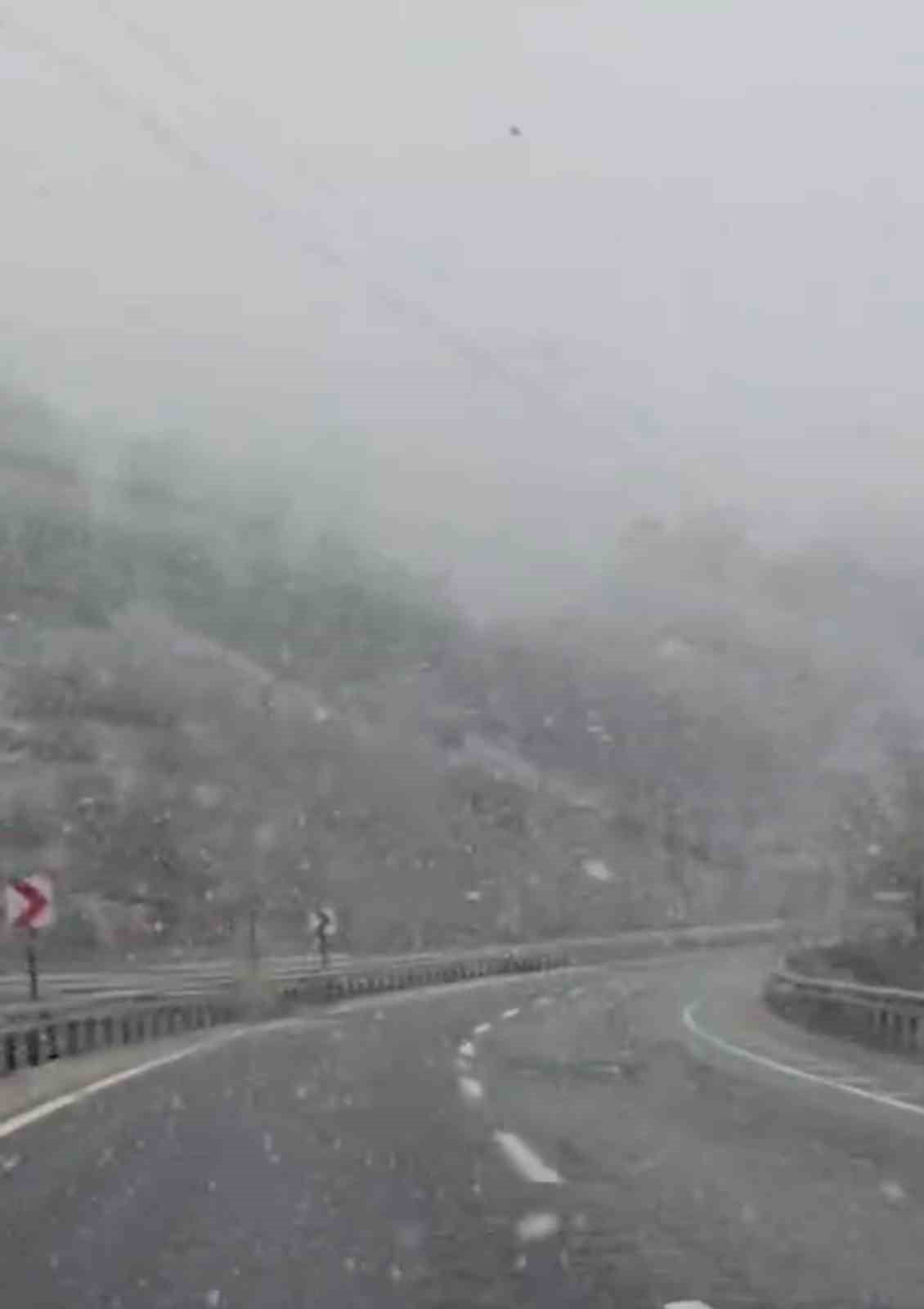 KARABÜK'TE NİSAN AYINDA KAR YAĞIŞI ETKİLİ OLMAYA BAŞLADI.