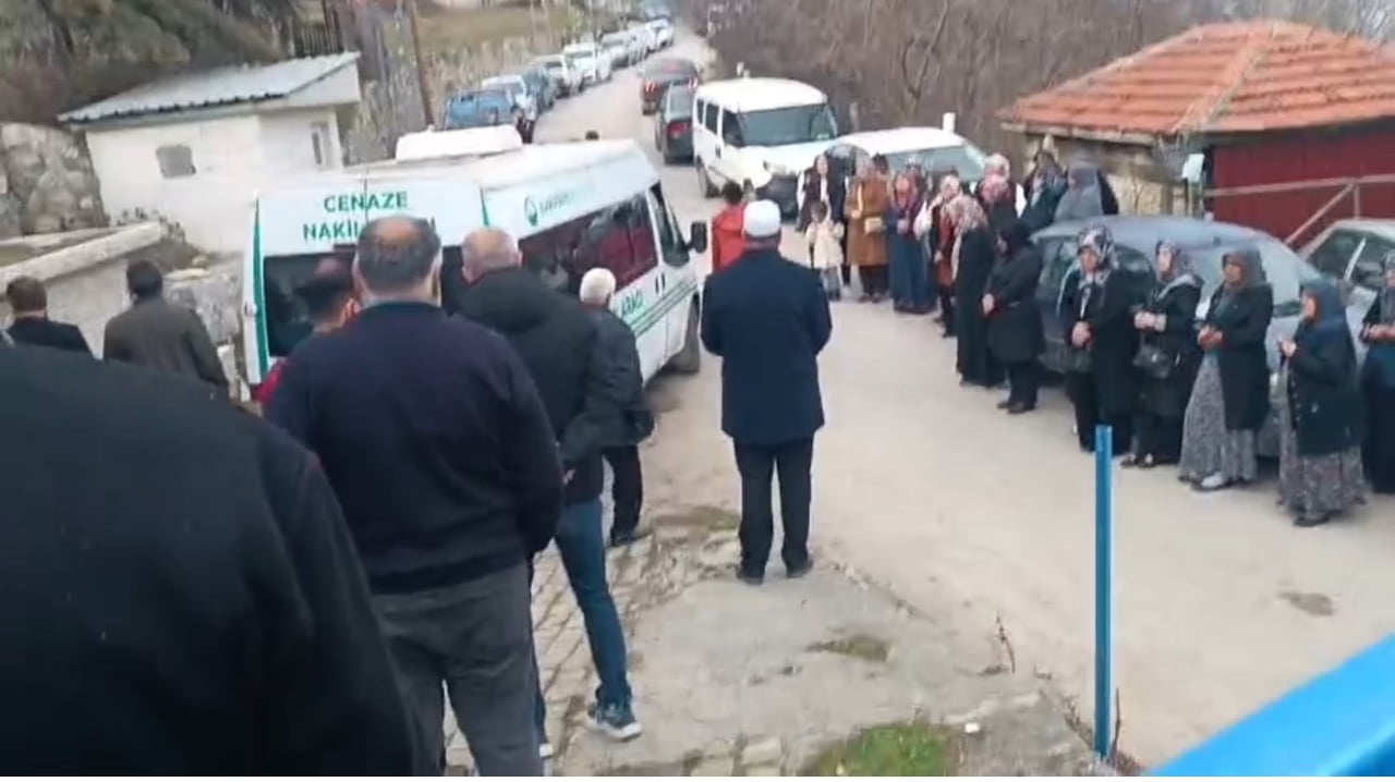 KARABÜK'TE TARTIŞTIĞI EŞİNİ AV TÜFEĞİYLE VURARAK ÖLDÜREN KADIN TUTUKLANIRKEN HAYATINI KAYBEDEN...