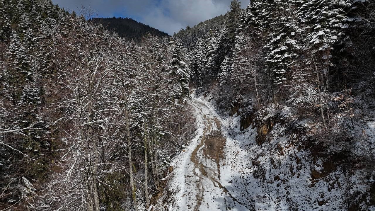 KARABÜK-BARTIN KARA YOLUNDA ETKİLİ OLAN KAR YAĞIŞI SONRASI OLUŞAN BEYAZ ÖRTÜ DRONLA...