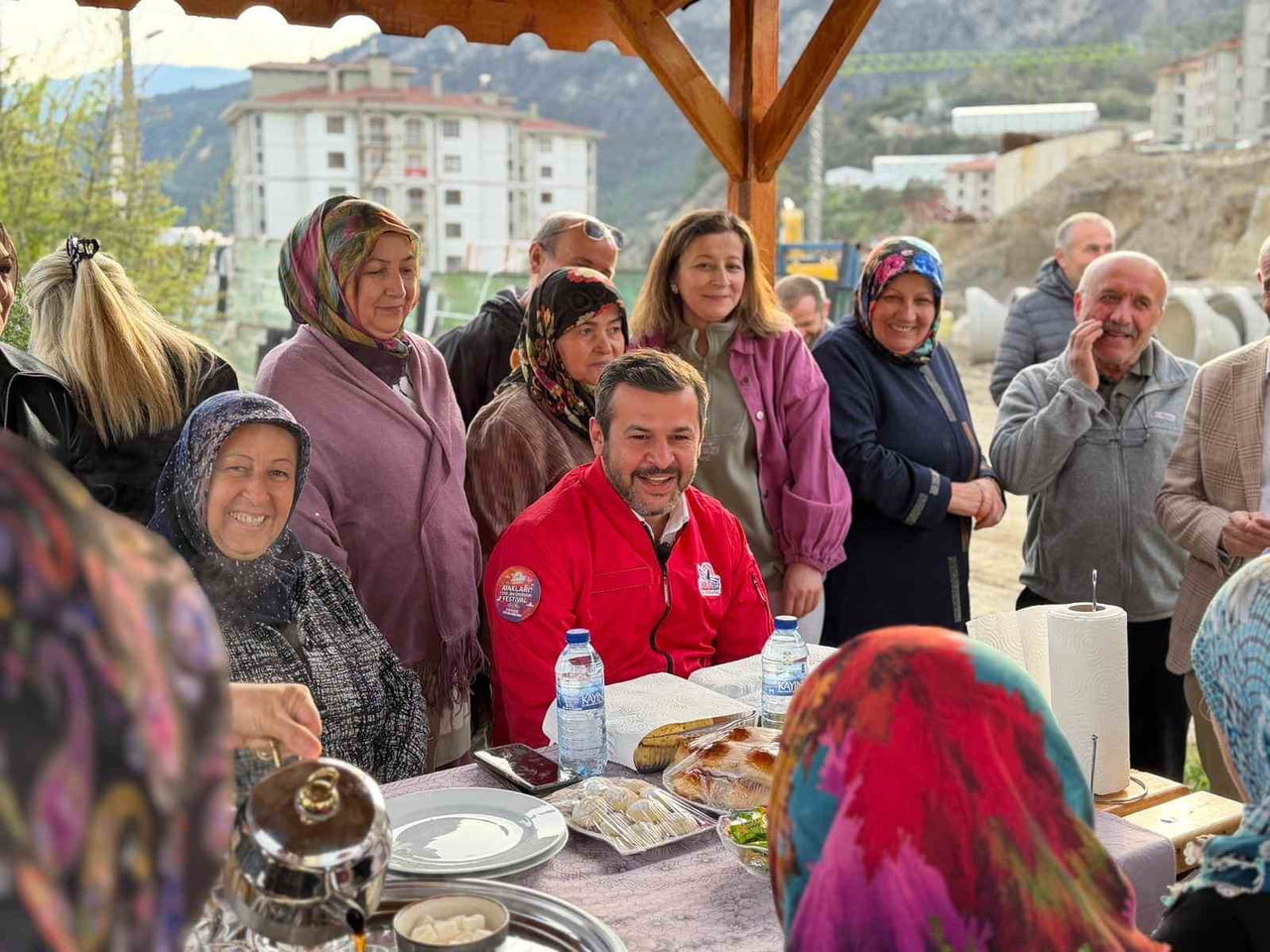 KARABÜK BELEDİYE BAŞKANI ÖZKAN ÇETİNKAYA, MAHALLE ZİYARETLERİ SIRASINDA VATANDAŞLARA VERDİĞİ...