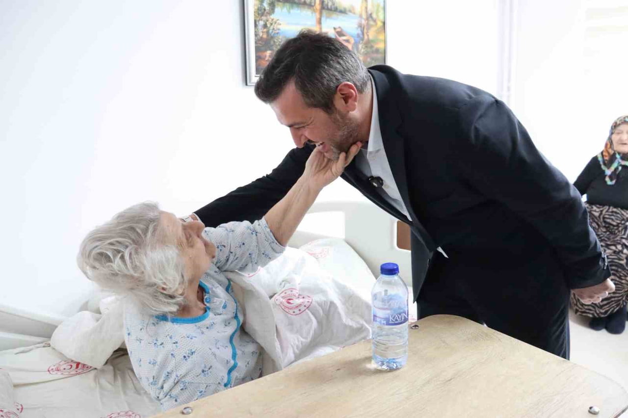 KARABÜK BELEDİYE BAŞKANI ÖZKAN ÇETİNKAYA, YÜCEL HUZUREVİ’Nİ ZİYARET EDEREK HUZUREVİ SAKİNLERİYLE...