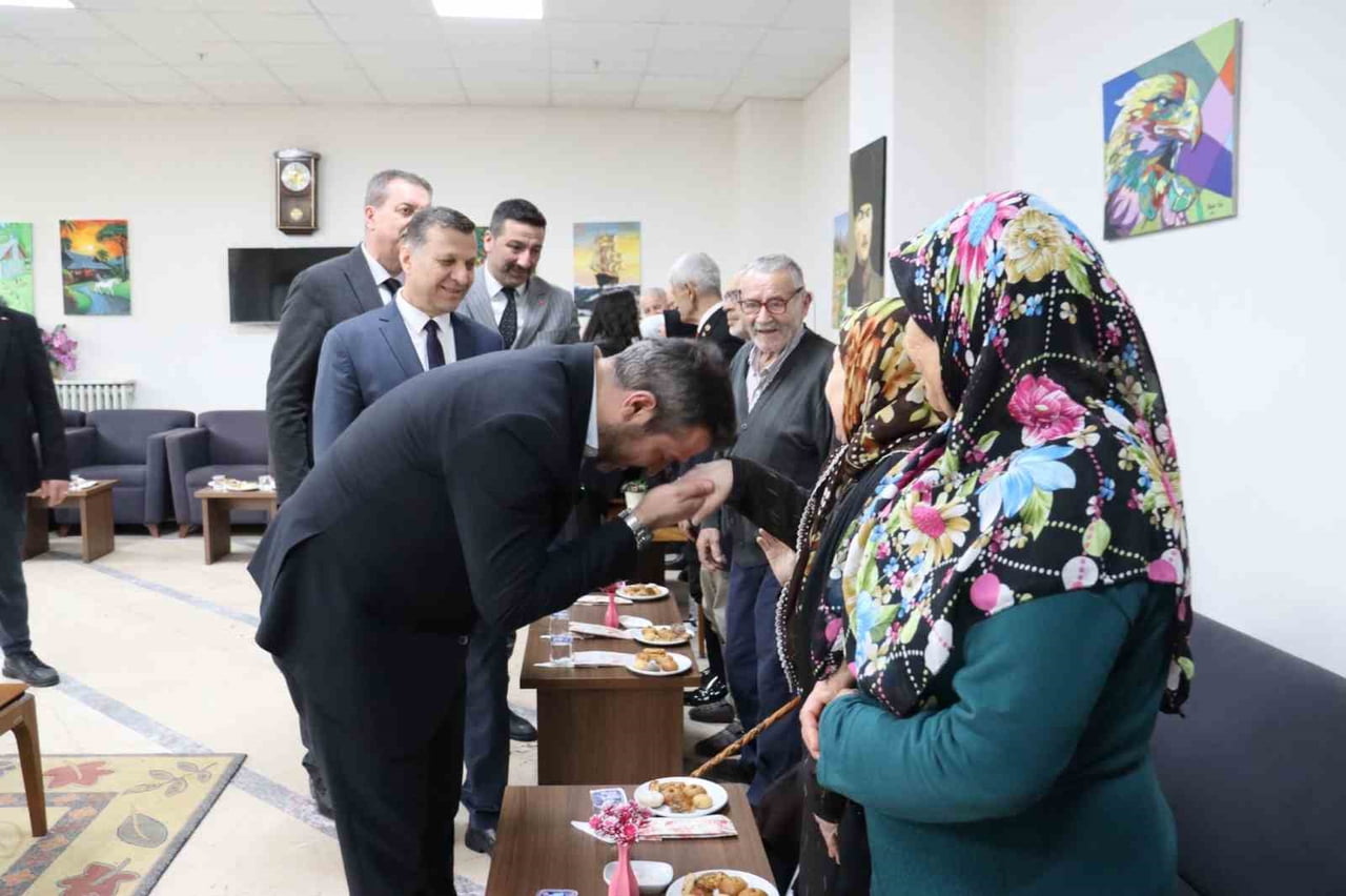 KARABÜK BELEDİYE BAŞKANI ÖZKAN ÇETİNKAYA, YÜCEL HUZUREVİ’Nİ ZİYARET EDEREK HUZUREVİ SAKİNLERİYLE...