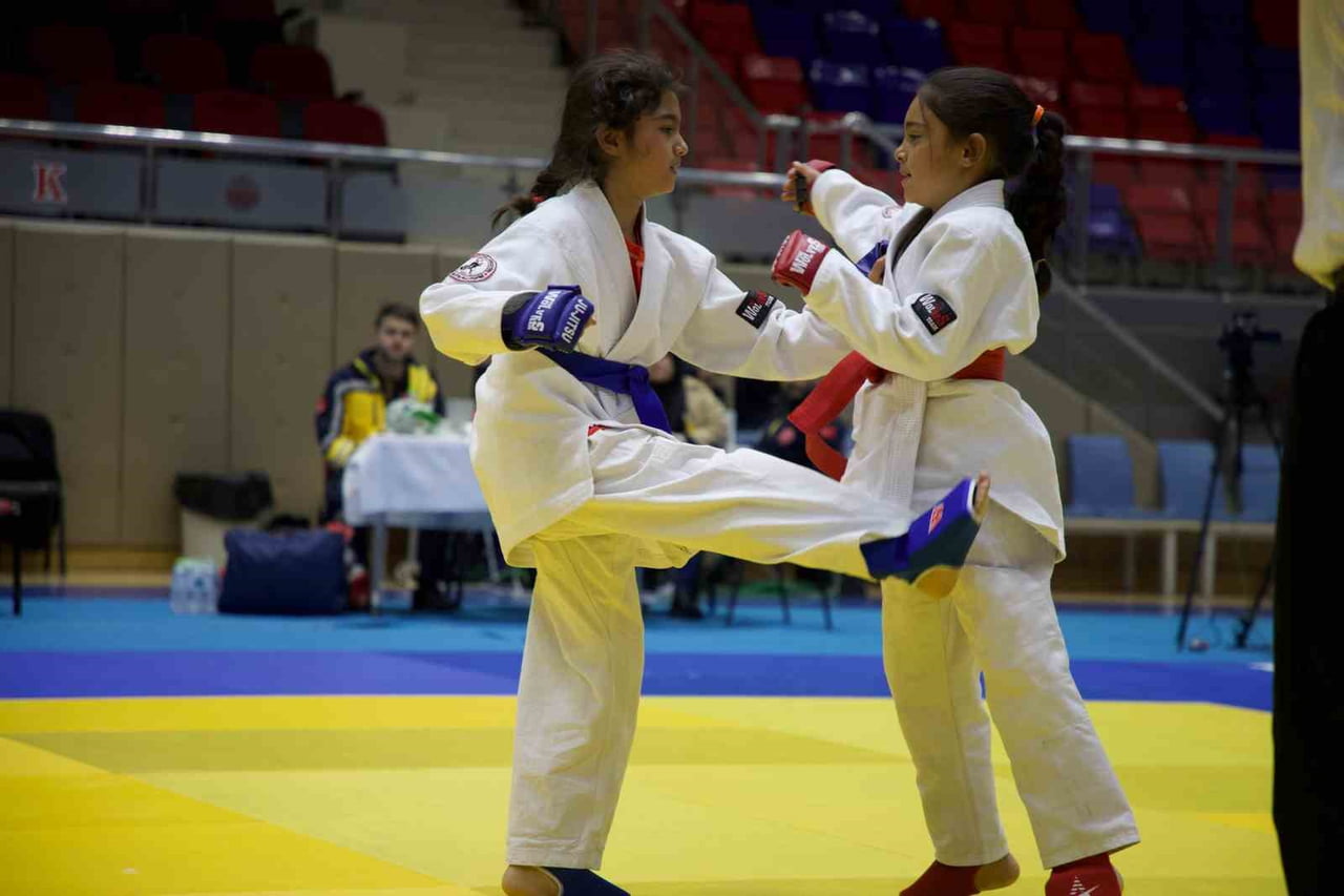 KARABÜK EV SAHİPLİĞİNDE GERÇEKLEŞTİRİLEN ŞAMPİYONA, YENİ MAHALLE SPOR SALONU’NDA...