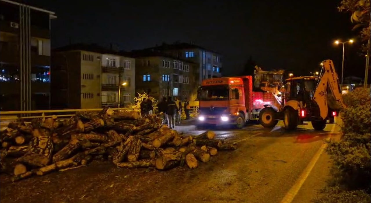 KARABÜK-KASTAMONU KARA YOLUNDA KAMYONDAN DÖKÜLEN ODUNLAR, EKİPLERİN YAKLAŞIK 1 SAAT SÜREN...