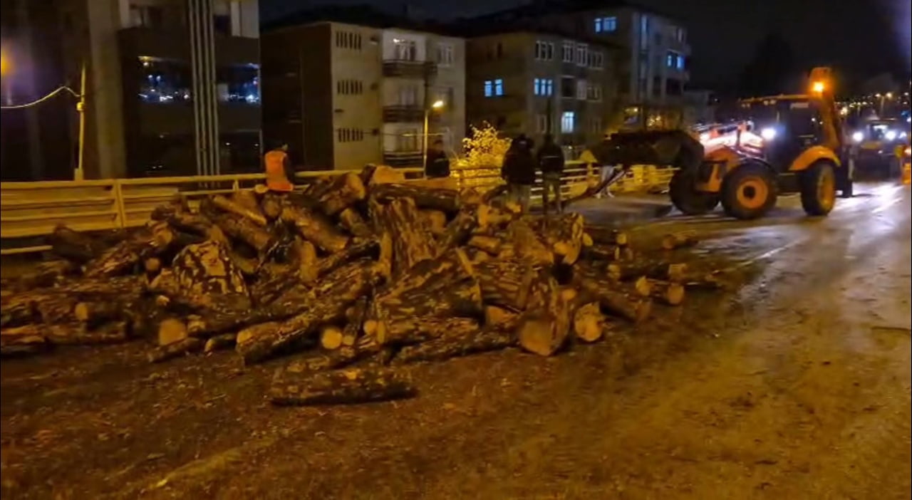 KARABÜK-KASTAMONU KARA YOLUNDA KAMYONDAN DÖKÜLEN ODUNLAR, EKİPLERİN YAKLAŞIK 1 SAAT SÜREN...