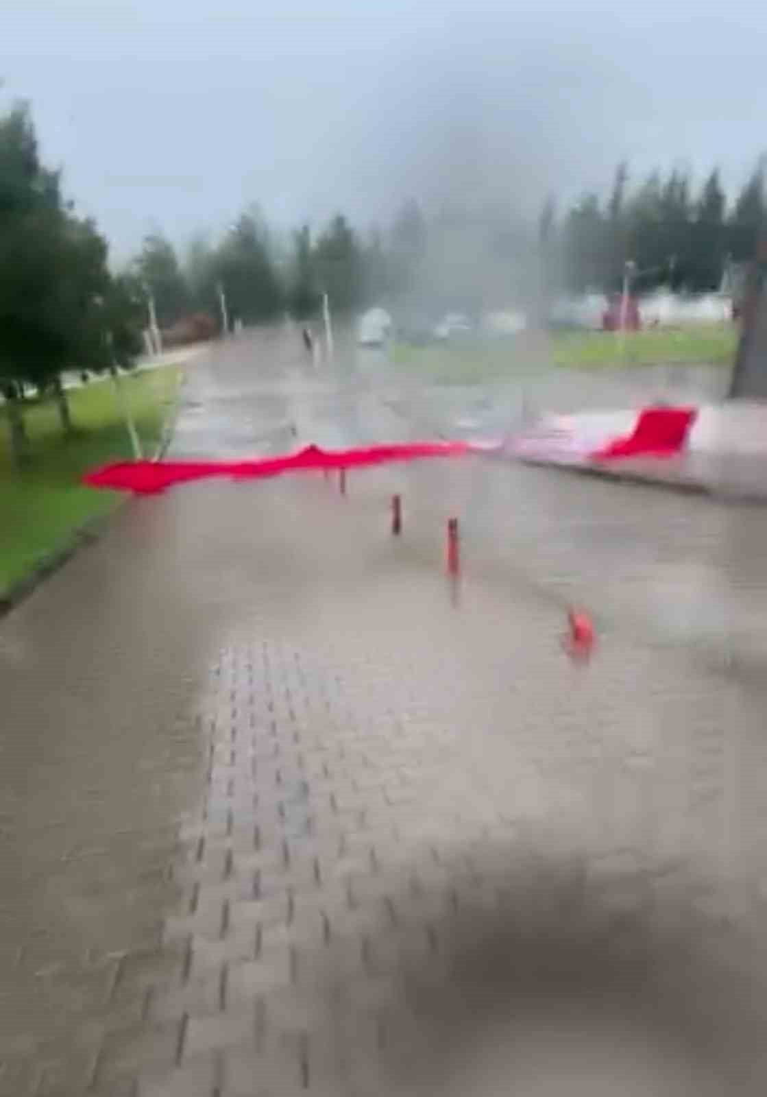 KARABÜK’TE ETKİLİ OLAN FIRTINADA BİR YAPIDAN KOPAN SAÇ PARÇASI PARK HALİNDEKİ ARACA ZARAR...