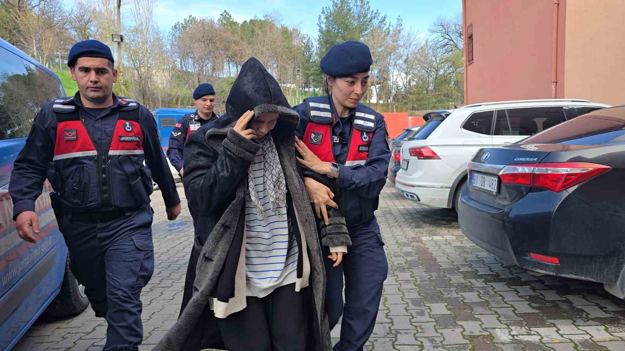 KARABÜK’TE İDDİAYA GÖRE TARTIŞTIĞI EŞİNİ AV TÜFEĞİYLE VURARAK ÖLDÜREN KADIN, JANDARMADAKİ...