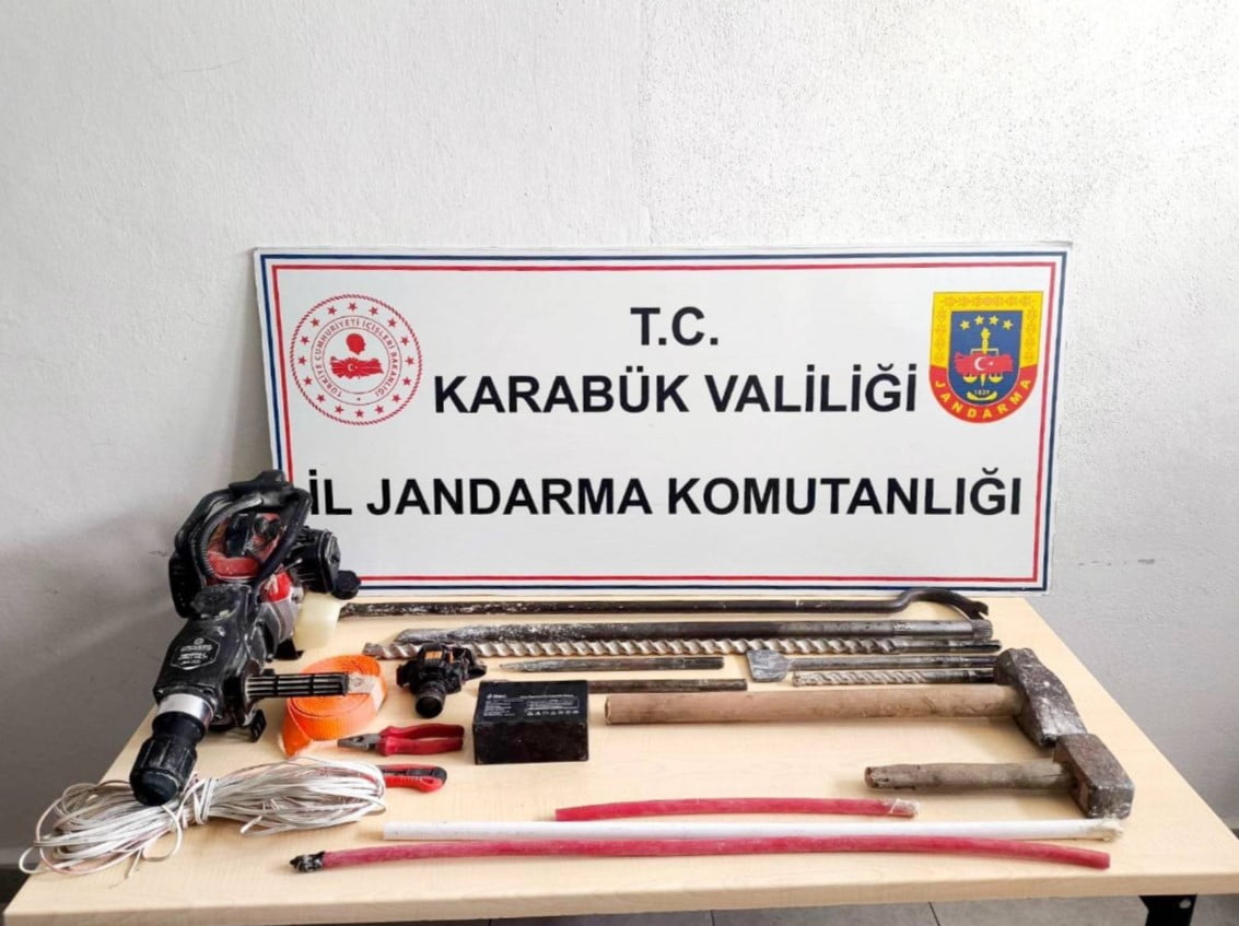 KARABÜK’TE JANDARMA EKİPLERİNCE DÜZENLENEN OPERASYONLARDA UYUŞTURUCU MADDE ELE GEÇİRİLİRKEN...