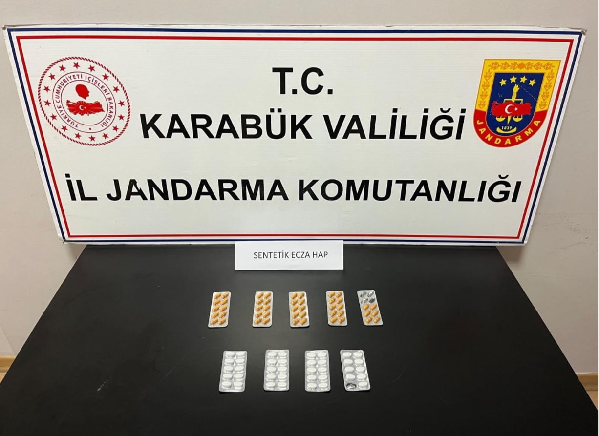 KARABÜK’TE JANDARMA EKİPLERİNCE DÜZENLENEN OPERASYONLARDA UYUŞTURUCU MADDE ELE GEÇİRİLİRKEN...
